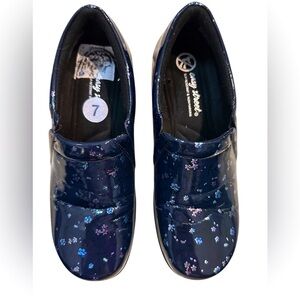 Easy Works by Easy Street Blue Floral Print Tiffany Clogs